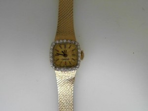 Estate 14 Karat Watch Ladies  Omega  Mechanical (Manual) With diamond Bezel  Dial Color: Champagne   MM: 14mm   Wrist Size 5.25